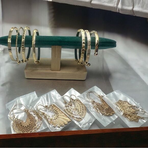 4-piece Random Jewelry Lot l 2 Bracelets & 1 Pair Earrings l Gold in Color l New - Picture 1 of 7